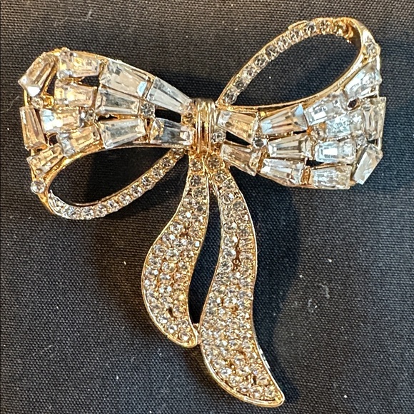 Gorgeous White Crystal Bow Brooch in Gold Tone Setting NEW - Picture 1 of 2